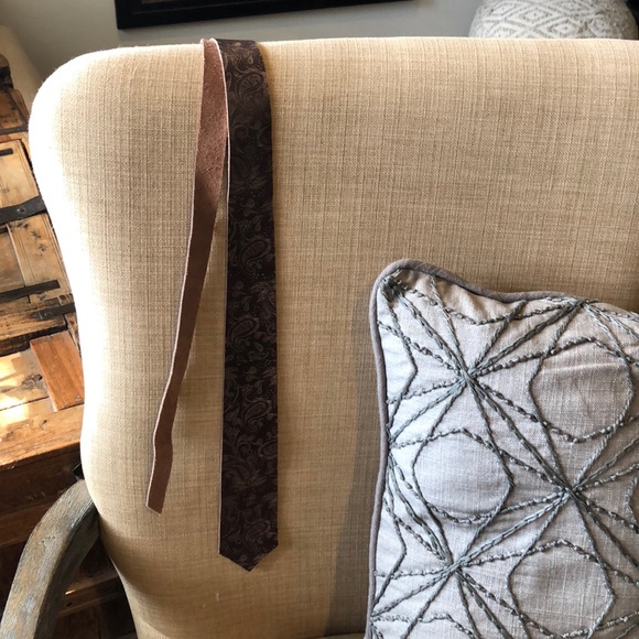 Leather hand tooled paisley tie - Picture 4 of 6